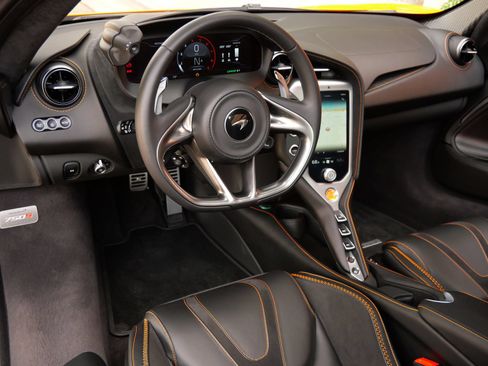 Used 2025 McLaren 750S RWD image 8