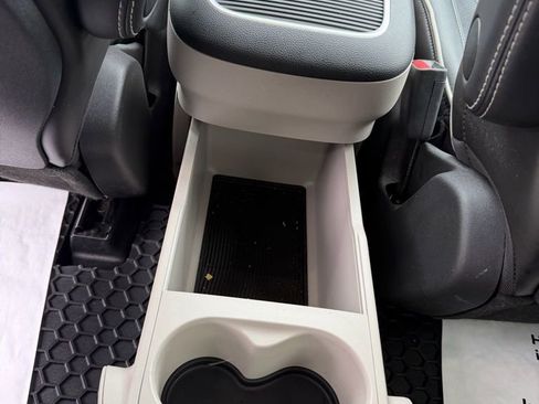 Used 2023 Chrysler Pacifica Limited FWD image 29