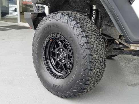 Used 2021 Jeep Wrangler Unlimited Rubicon w/ Xtreme Recon 35" Tire Package image 28