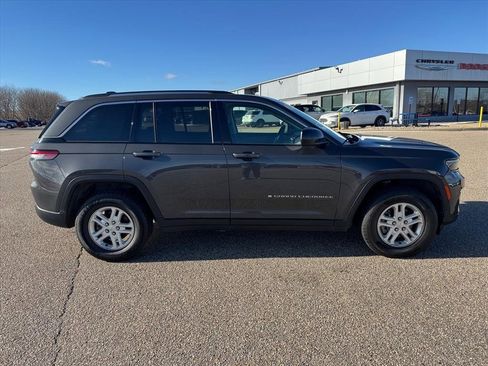 Used 2024 Jeep Grand Cherokee Laredo image 2