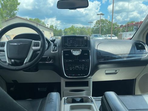 Used 2015 Chrysler Town & Country Touring w/ Driver Convenience Group FWD image 22