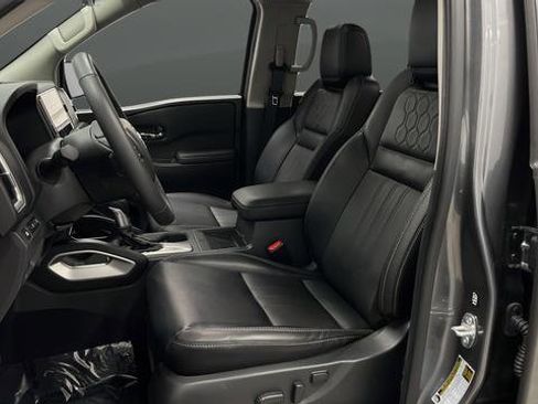 Used 2025 Nissan Frontier SL AWD/4WD image 9