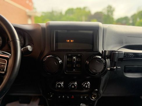 Used 2017 Jeep Wrangler Unlimited Sahara AWD/4WD image 25