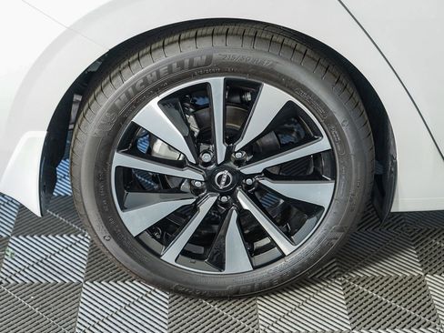 Used 2025 Nissan Sentra SV w/ SV Premium Package image 9