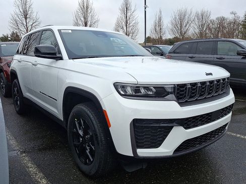New 2026 Jeep Grand Cherokee Laredo image 3
