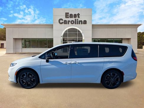 New 2026 Chrysler Pacifica Select image 6