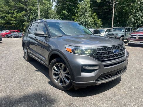 Used 2021 Ford Explorer XLT w/ Equipment Group 202A AWD/4WD image 3