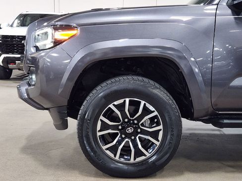 Used 2021 Toyota Tacoma TRD Sport w/ Technology Package image 5