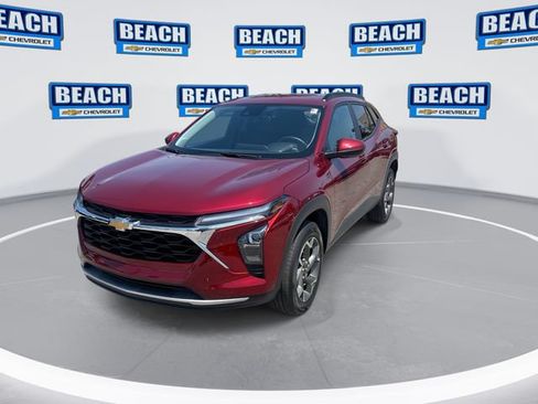Used 2025 Chevrolet Trax LT w/ LT Convenience Package FWD image 4