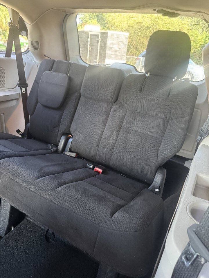 Used 2014 Chrysler Town & Country Touring FWD image 17