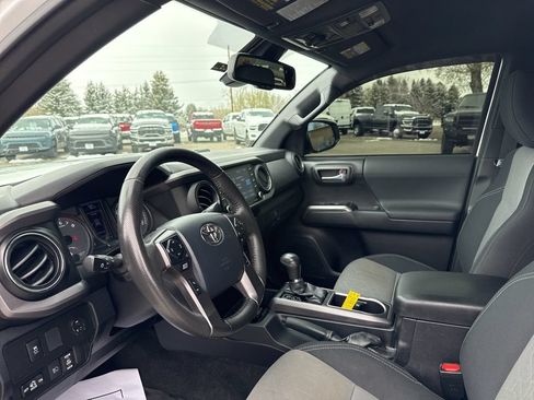 Used 2020 Toyota Tacoma TRD Off-Road AWD/4WD image 13