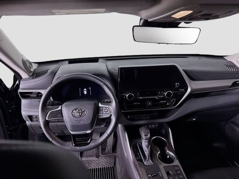Certified 2024 Toyota Highlander Platinum FWD image 15