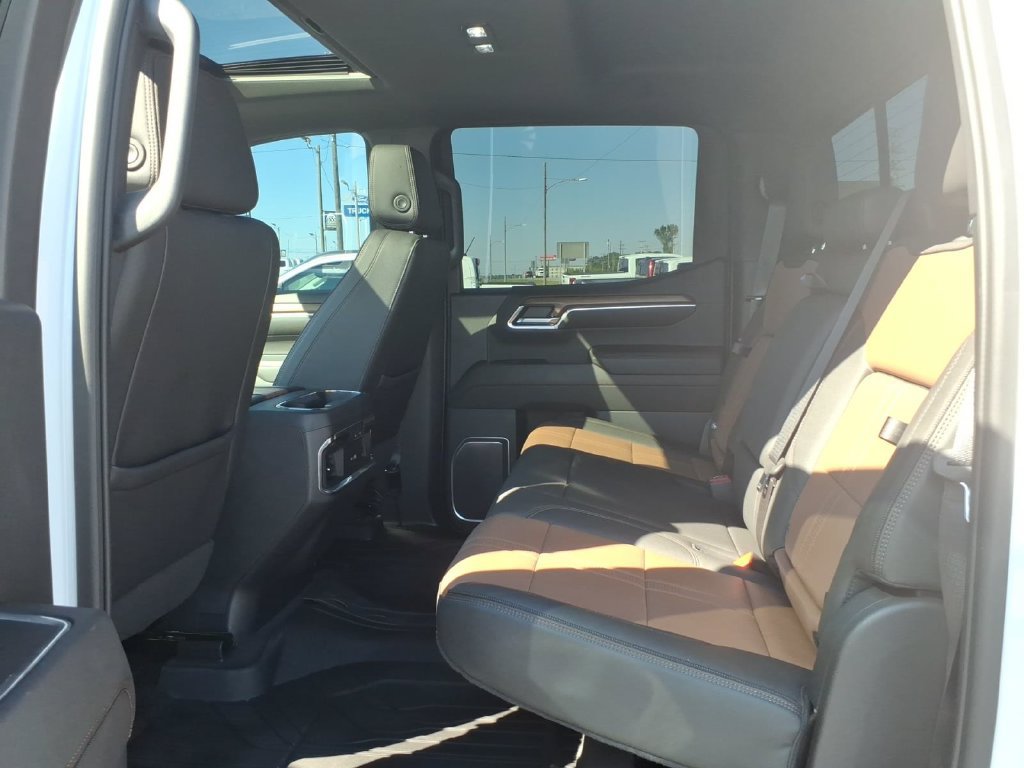 Used 2023 Chevrolet Silverado 1500 High Country w/ High Country Premium Package AWD/4WD image 19