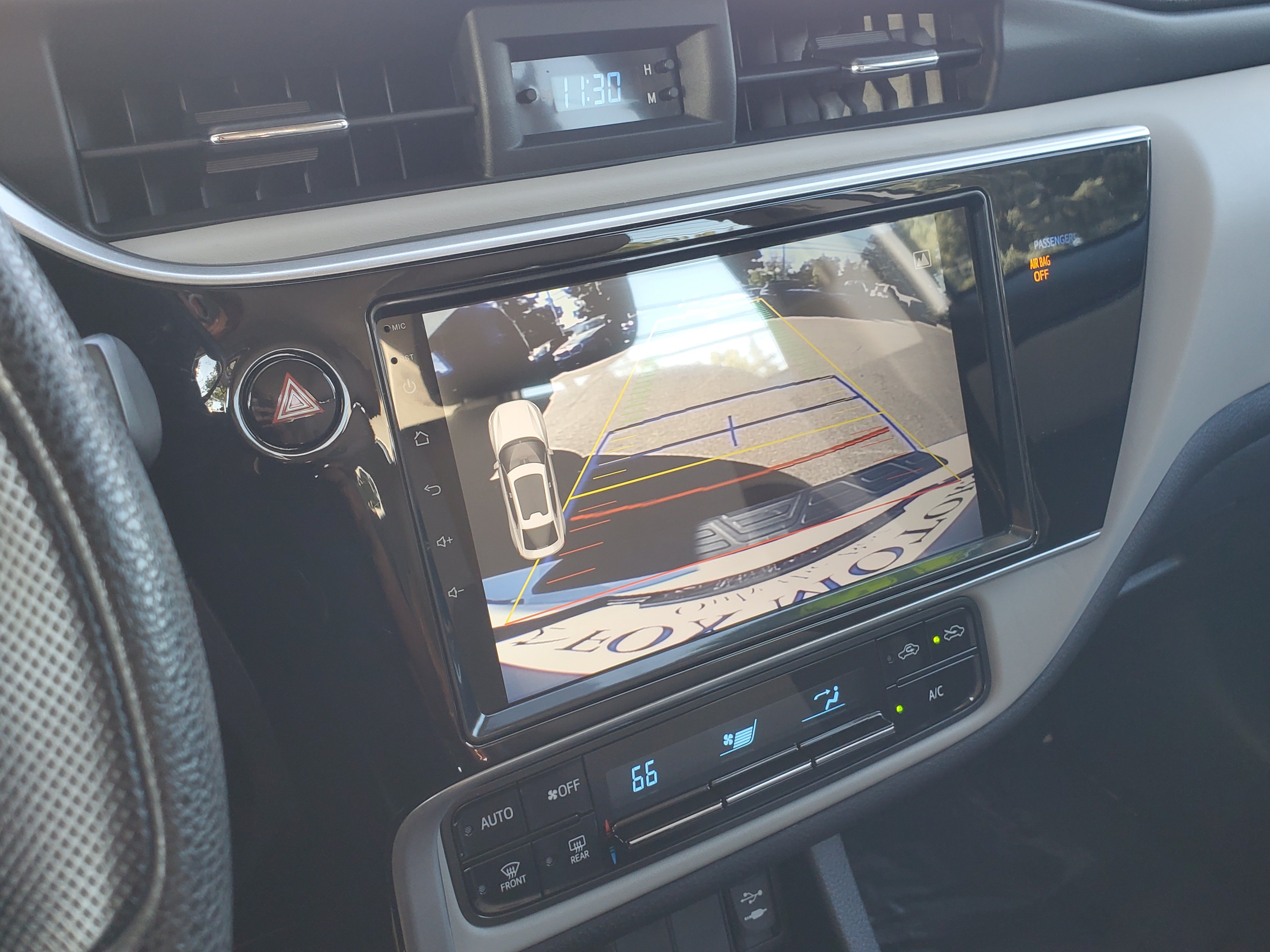 Used 2018 Toyota Corolla LE FWD image 18