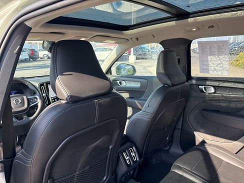 Used 2025 Volvo XC40 B5 Plus AWD/4WD image 28