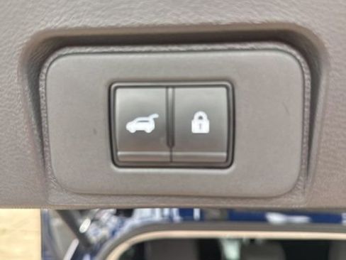 Used 2025 Nissan Rogue SV AWD/4WD image 24