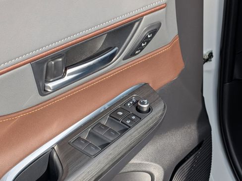 Certified 2024 Toyota Venza XLE AWD/4WD image 17