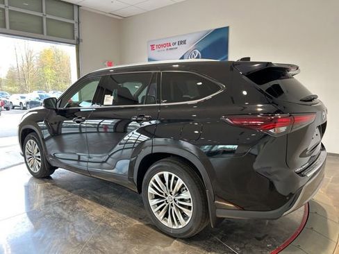 New 2026 Toyota Highlander Platinum AWD/4WD image 4