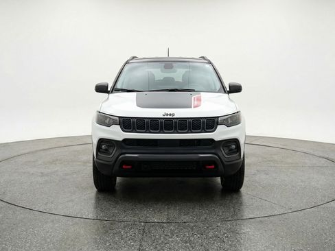 Used 2025 Jeep Compass Trailhawk image 2