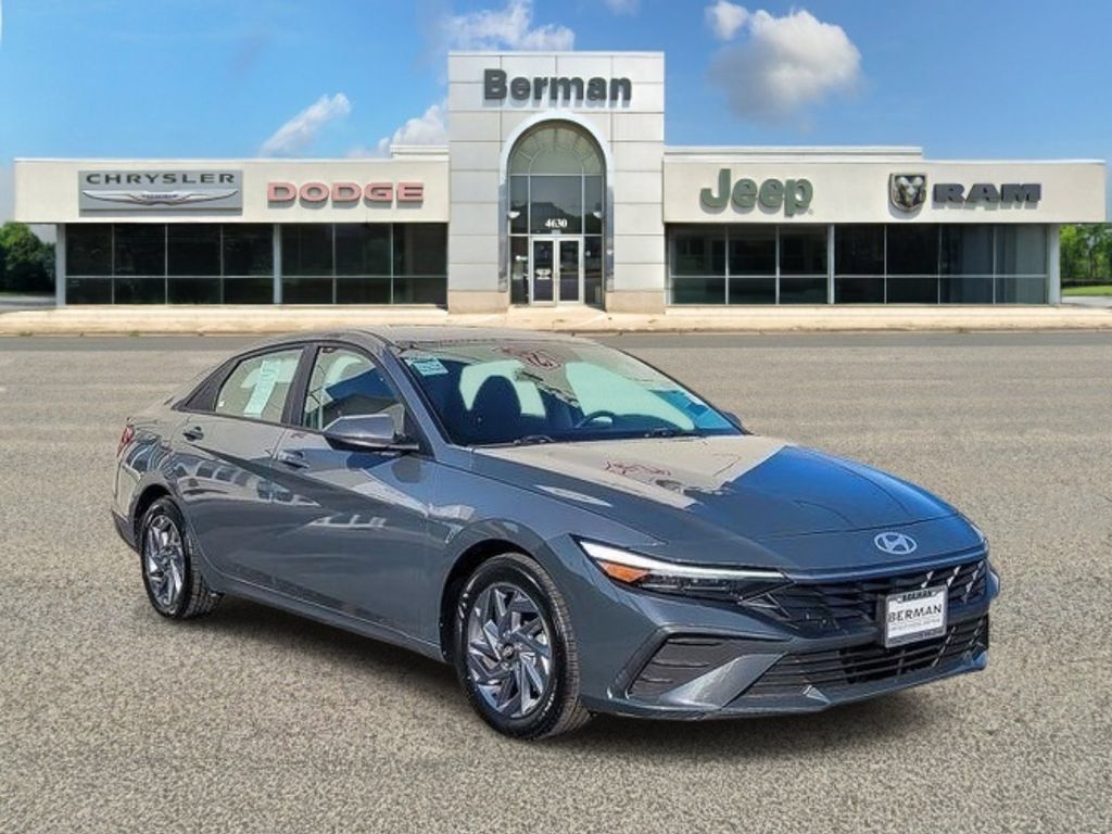 Used 2024 Hyundai Elantra SEL FWD image 7