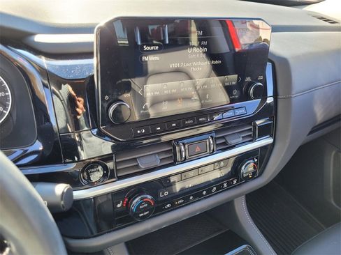 Used 2025 Nissan Pathfinder SL image 20