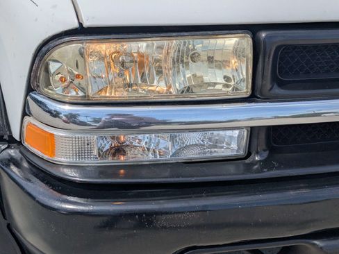 Used 2001 Chevrolet S10 Pickup 4x4 Extended Cab w/ Preferred Equipment Group image 10