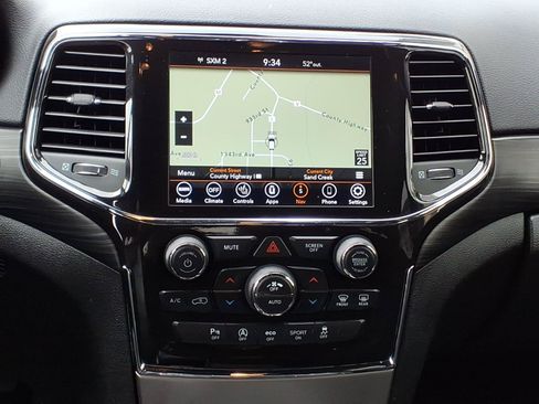 Used 2021 Jeep Grand Cherokee Laredo X AWD/4WD image 12
