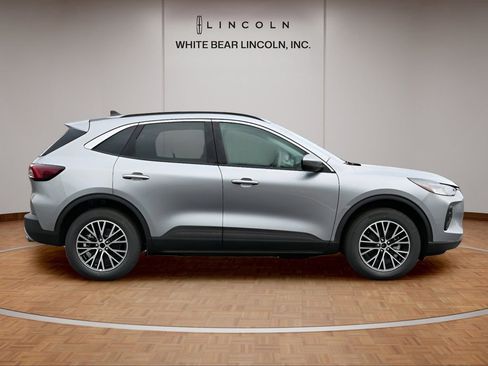 Used 2024 Ford Escape SE image 4