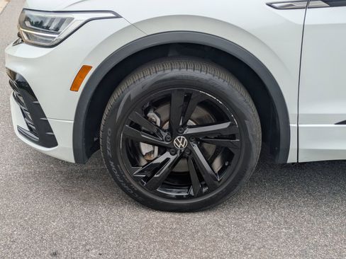 Used 2023 Volkswagen Tiguan SE R-Line image 32