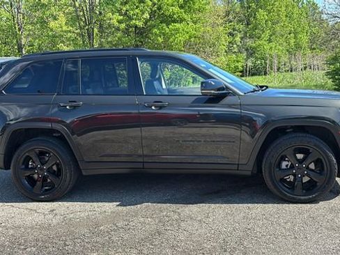 Used 2023 Jeep Grand Cherokee Limited w/ Luxury Tech Group II AWD/4WD image 27