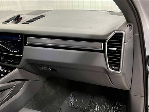 Used 2023 Porsche Cayenne Platinum Edition image 28