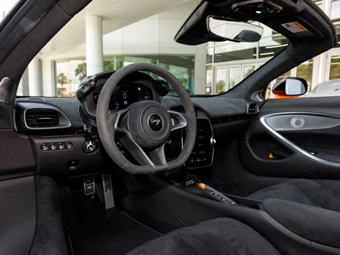 Used 2025 McLaren Artura Spider RWD image 44
