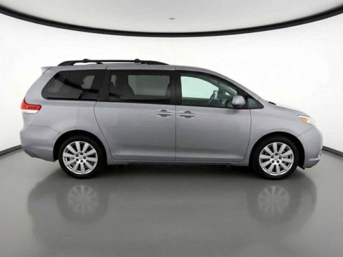 Used 2013 Toyota Sienna LE w/ Towing Pkg image 3