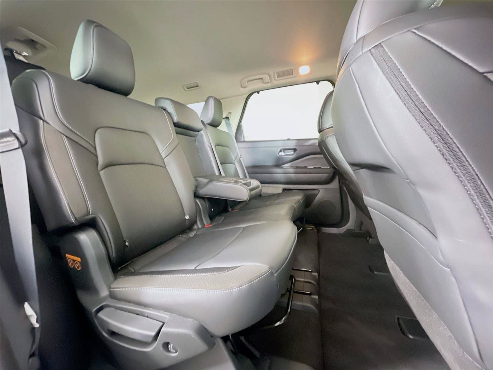 Used 2025 Nissan Pathfinder SL AWD/4WD image 31