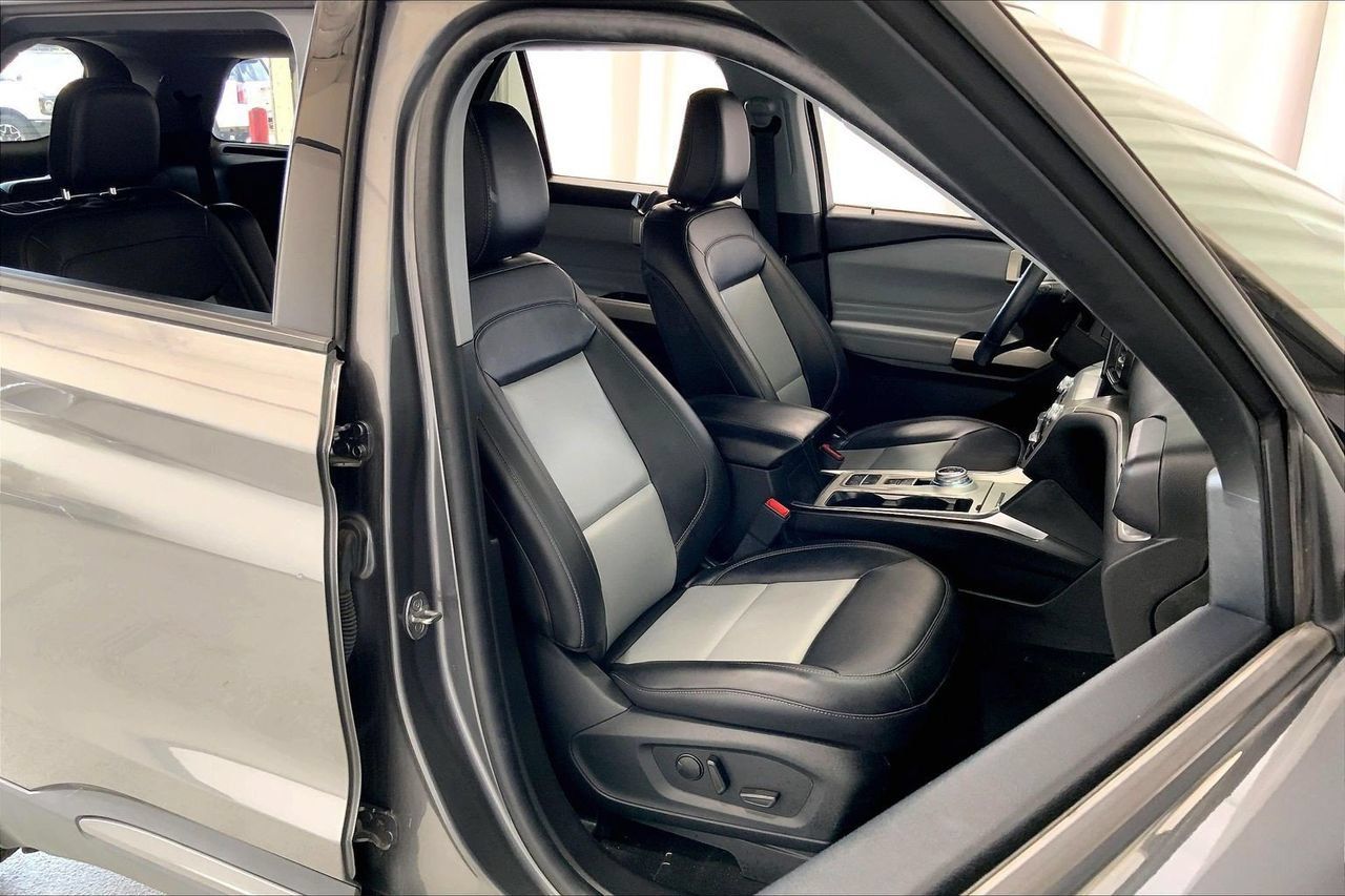 Used 2023 Ford Explorer XLT w/ Equipment Group 202A RWD image 16