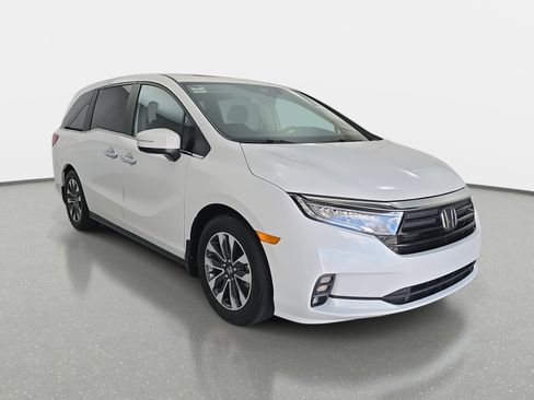 Certified 2024 Honda Odyssey EX-L image 3