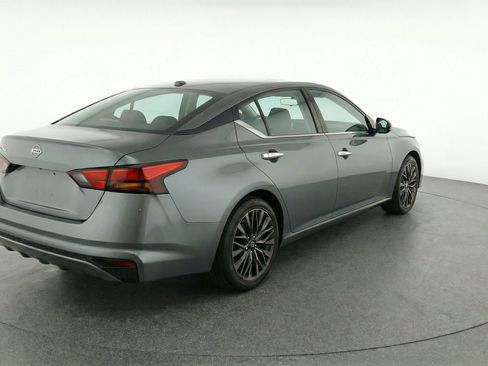 Used 2025 Nissan Altima 2.5 SV FWD image 9