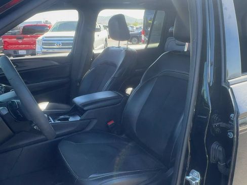 Used 2024 Jeep Grand Cherokee L Altitude RWD image 11