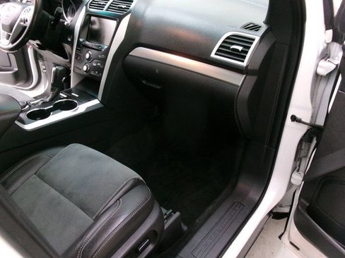 Used 2015 Ford Explorer XLT w/ Equipment Group 202B AWD/4WD image 28