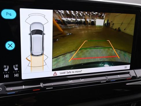 Used 2025 Volkswagen Atlas SE image 31