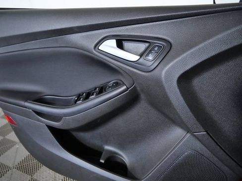 Used 2016 Ford Focus SE w/ SE Sport Package FWD image 27