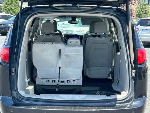Used 2017 Chrysler Pacifica Touring-L Plus w/ Tire & Wheel Group FWD image 32