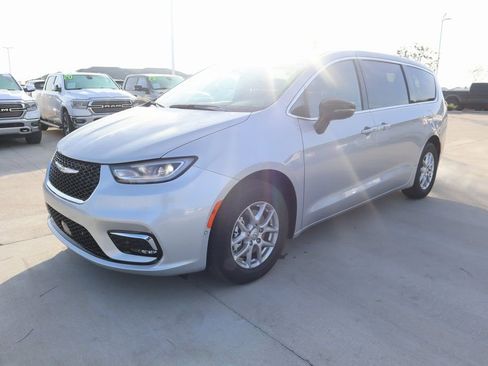 New 2026 Chrysler Pacifica Select image 10