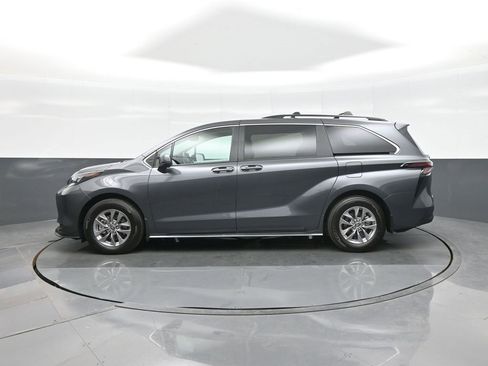 Used 2025 Toyota Sienna LE w/ LE Plus Package image 4