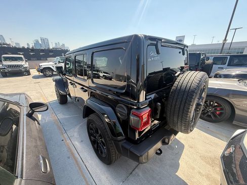 Used 2025 Jeep Wrangler Unlimited Sahara w/ Safety Group AWD/4WD image 4