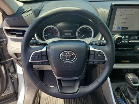 Used 2024 Toyota Highlander XLE FWD image 31