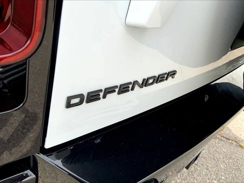 New 2025 Land Rover Defender 90 X-Dynamic SE image 14