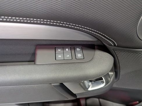 Used 2024 Land Rover Discovery Dynamic SE AWD/4WD image 15