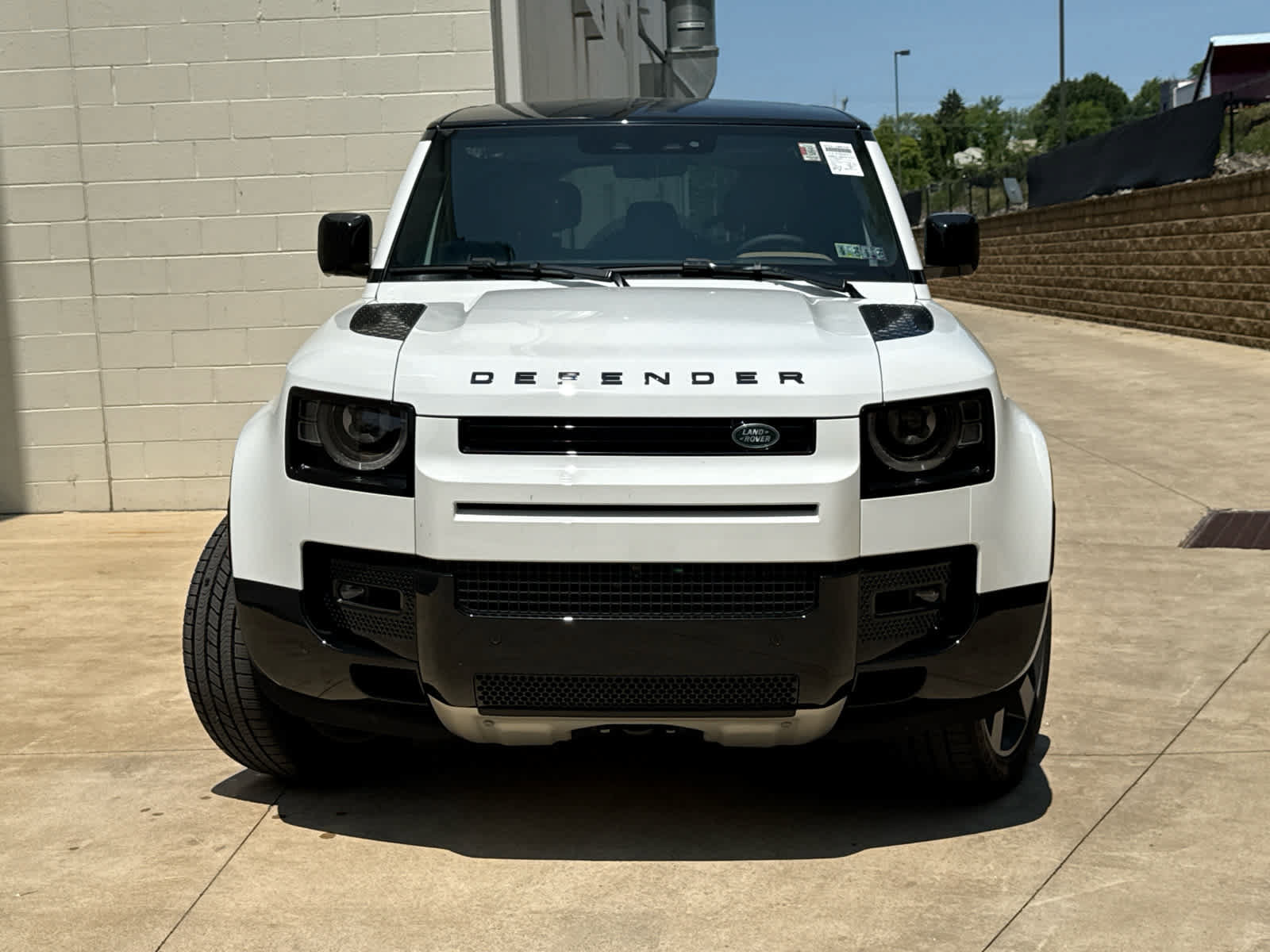 Used 2025 Land Rover Defender 110 V8 AWD/4WD image 2
