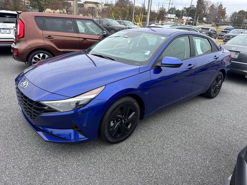 Used 2023 Hyundai Elantra SEL image 3